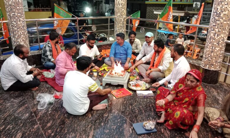 रायपुर भाजपा युवा मोर्चा कार्यकर्ताओं ने बृजमोहन की महाजीत के लिए किया महायज्ञ