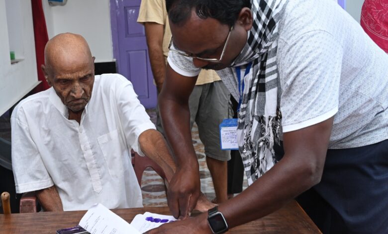 होम वोटिंग की सुविधा से 105 वर्षीय कन्हैया राम ने किया मतदान