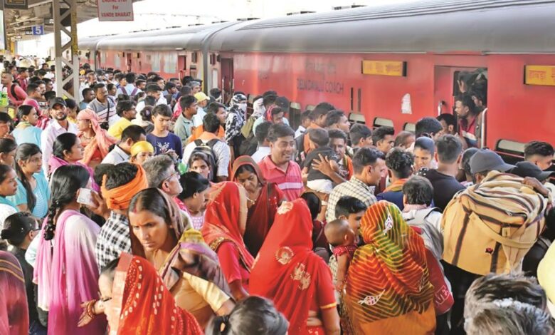 भीषण गर्मी में ट्रेनों की बिगड़ी चाल, घंटों देरी से चल रही ट्रेनें