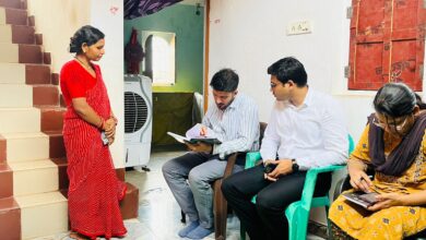 फ्लैगशिप योजनाओं की जानकारी लेने बलौदाबाजार कलेक्टर पहुंचे गांव