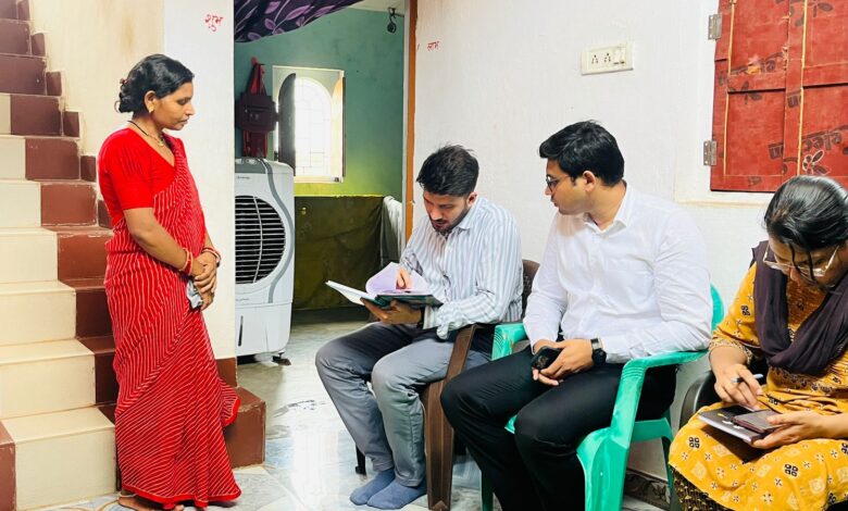 फ्लैगशिप योजनाओं की जानकारी लेने बलौदाबाजार कलेक्टर पहुंचे गांव