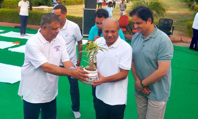 अंतर्राष्ट्रीय योग दिवस: चिकित्सा मंत्री ने आरयूएचएस परिसर में आयोजित कार्यक्रम में किया योगाभ्यास…