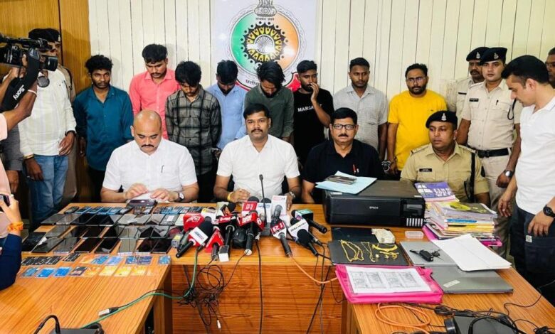 फर्जी कॉल सेंटर से ठगी का गोरखधंधा, नकली नोट भी छापते थे, 8 गिरफ्तार फर्जी कॉल सेंटर से ठगी का गोरखधंधा, नकली नोट भी छापते थे, 8 गिरफ्तार