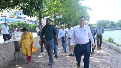 आयुक्त ने तेलीबांधा तालाब में मछलियों की सुरक्षा करने छिड़काव अभियान का किया निरीक्षण