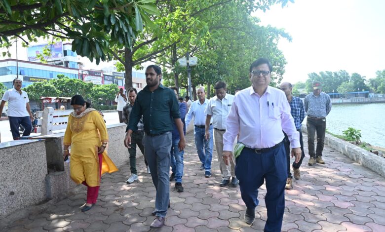 आयुक्त ने तेलीबांधा तालाब में मछलियों की सुरक्षा करने छिड़काव अभियान का किया निरीक्षण