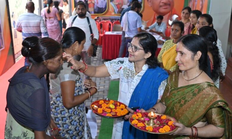 अतिथि देवो भव की परंपरा को निभाते हुए जनदर्शन के लिए जुट रहे आवेदकों का हो रहा स्वागत अतिथि देवो भव की परंपरा को निभाते हुए जनदर्शन के लिए जुट रहे आवेदकों का हो रहा स्वागत