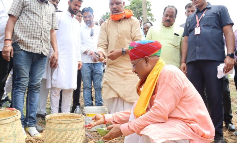 मुख्यमंत्री साय दिखे किसान की भूमिका में 