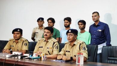 व्हाट्सएप एप के माध्यम से रिटायर्ड तहसीलदार को डरा-धमका कर किए थे 11 लाख रुपए की ठगी, अरेस्ट व्हाट्सएप एप के माध्यम से रिटायर्ड तहसीलदार को डरा-धमका कर किए थे 11 लाख रुपए की ठगी, अरेस्ट