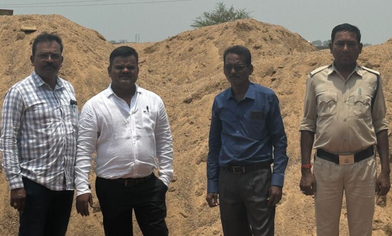 अवैध तरीके से रेत का भंडारण, 120 हाइवा जब्त अवैध तरीके से रेत का भंडारण, 120 हाइवा जब्त