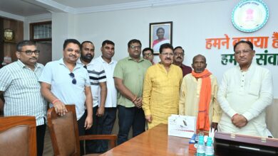 अनेक यात्राएं, साथ गुजारे दिन, राजदूत की सवारी और 90 के दशक के पुराने किस्से-कहानियों पर जमकर हुई बात