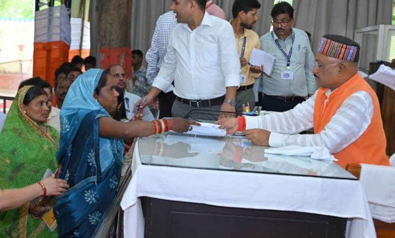 वर्षों बाद आज आम लोगों के लिए फिर खुले मुख्यमंत्री के दरवाजे वर्षों बाद आज आम लोगों के लिए फिर खुले मुख्यमंत्री के दरवाजे