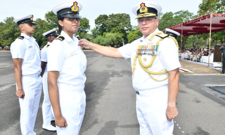 आईएनएस रजाली में नौसेना पायलटों की पासिंग आउट परेड आईएनएस रजाली में नौसेना पायलटों की पासिंग आउट परेड