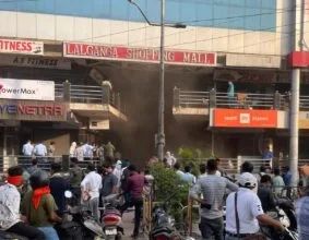शापिंग माल में अचानक निकला धुंआ, लोग भागकर बाहर निकले