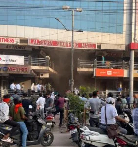 शापिंग माल में अचानक निकला धुंआ, लोग भागकर बाहर निकले