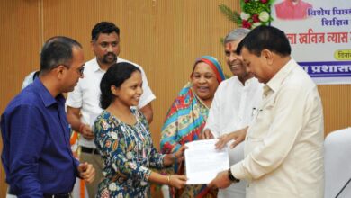 अतिथि शिक्षक के रूप में नियुक्ति मिलने पर रेखा के चेहरे में झलक रही खुशी की लहर