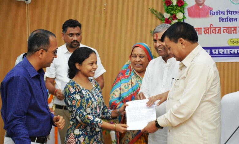 अतिथि शिक्षक के रूप में नियुक्ति मिलने पर रेखा के चेहरे में झलक रही खुशी की लहर अतिथि शिक्षक के रूप में नियुक्ति मिलने पर रेखा के चेहरे में झलक रही खुशी की लहर