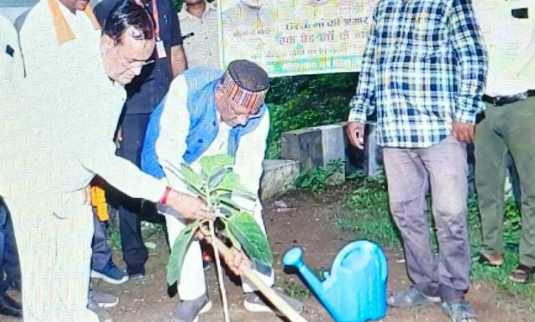 मुख्यमंत्री ने सर्किट हॉउस कसडोल में लगाया बरगद का पौधा