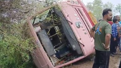 स्कूली बस पलटने से 50 बच्चे घायल, मची चीख-पुकार