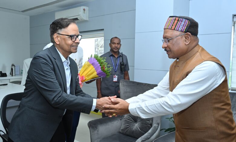 सीएम साय ने वित्त आयोग के चेयरमैन और दल से की मुलाक़ात