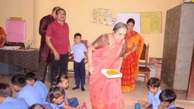 डगनिया स्कूल में न्यौता भोज, छात्र-छात्राओं को मिठाई वितरण