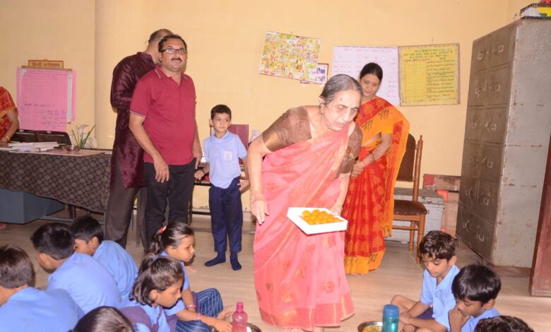 डगनिया स्कूल में न्यौता भोज, छात्र-छात्राओं को मिठाई वितरण