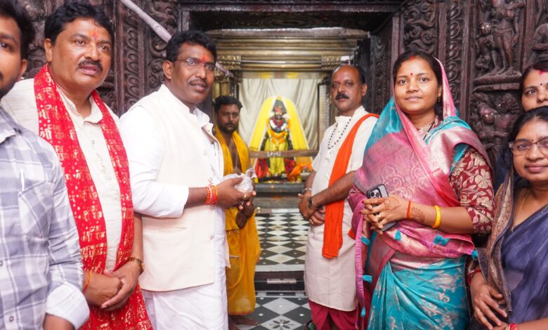 बुजुर्गों ने जताई थी राजिम दर्शन की इच्छा, मंत्री राजवाड़े स्वयं लेकर गई राजीव लोचन के दर्शन कराने बुजुर्गों ने जताई थी राजिम दर्शन की इच्छा, मंत्री राजवाड़े स्वयं लेकर गई राजीव लोचन के दर्शन कराने