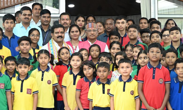 पुलिस परिवार के बच्चों को स्कूल आने जाने के लिए मिली बस की सुविधा