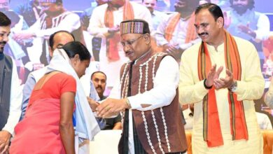 मुख्यमंत्री के हाथों सम्मानित हुईं बगिया की मितानिन दीदी माधुरी पैकरा मुख्यमंत्री के हाथों सम्मानित हुईं बगिया की मितानिन दीदी माधुरी पैकरा