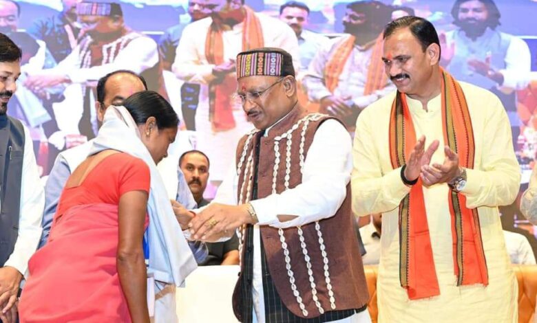 मुख्यमंत्री के हाथों सम्मानित हुईं बगिया की मितानिन दीदी माधुरी पैकरा