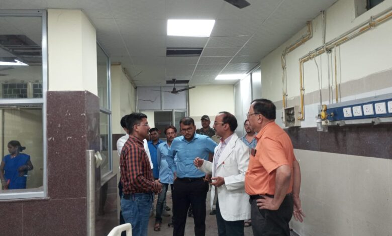 मलेरिया व डायरिया पीड़ित मरीजों को देखने सिम्स और जिला अस्पताल पहुंचे कलेक्टर