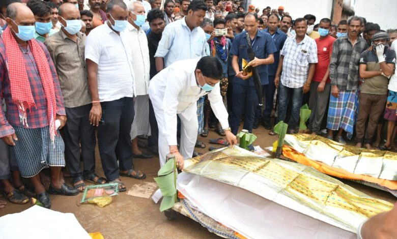 खाद्य मंत्री ने कुएं में जहरीली गैस से मृतकों के परिजनों से मुलाकात की, 25-25 हजार की मदद