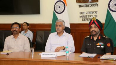 सरकार घरेलू रक्षा उत्पादन को बढ़ाने की दिशा में और सुधार करने के लिए प्रतिबद्ध है: रक्षा सचिव