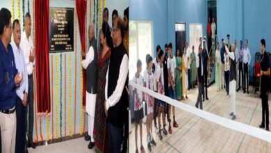 राज्यपाल श्री पटेल ने बेडमिंटन खेलकर नव-निर्मित कोर्ट का किया शुभारंभ