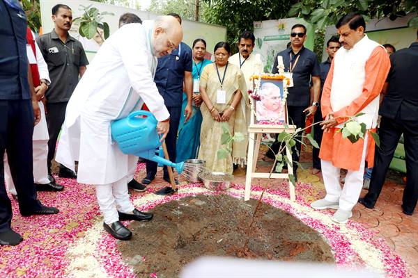 गृह मंत्री शाह और मुख्यमंत्री डॉ.यादव ने इंदौर के पितरेश्वर हनुमान मंदिर में किया दर्शन-पूजन गृह मंत्री शाह और मुख्यमंत्री डॉ.यादव ने इंदौर के पितरेश्वर हनुमान मंदिर में किया दर्शन-पूजन