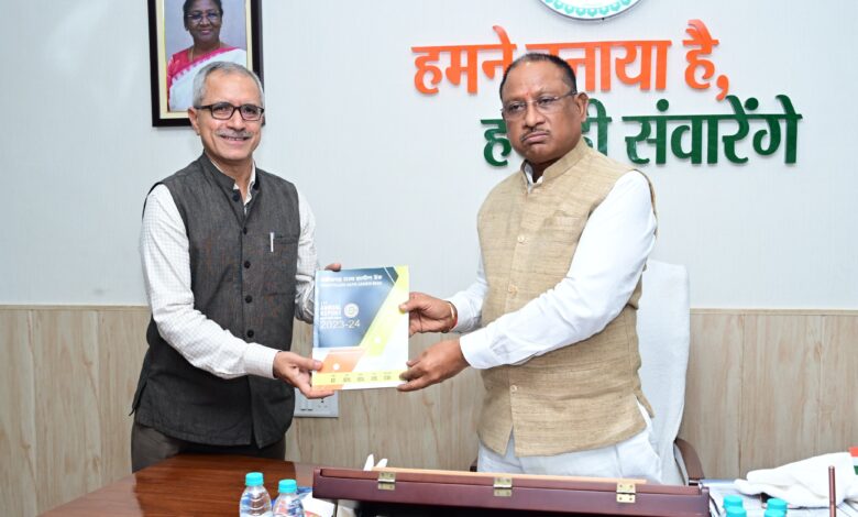 छत्तीसगढ़ राज्य ग्रामीण बैंक अध्यक्ष की मुख्यमंत्री से सौजन्य भेंट