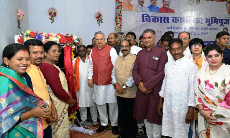 विधानसभा अध्यक्ष डॉ. रमन सिंह और उप मुख्यमंत्री साव ने 13.81 करोड़ रुपए के 96 विकास कार्यों का किया भूमिपूजन विधानसभा अध्यक्ष डॉ. रमन सिंह और उप मुख्यमंत्री साव ने 13.81 करोड़ रुपए के 96 विकास कार्यों का किया भूमिपूजन