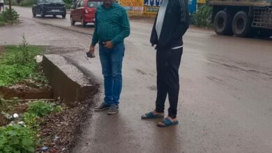 आयुक्त ने कचना रेल्वे क्रासिंग फाटक के पास नाली की सफाई का किया निरीक्षण