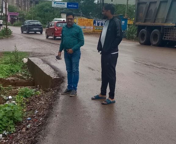 आयुक्त ने कचना रेल्वे क्रासिंग फाटक के पास नाली की सफाई का किया निरीक्षण आयुक्त ने कचना रेल्वे क्रासिंग फाटक के पास नाली की सफाई का किया निरीक्षण