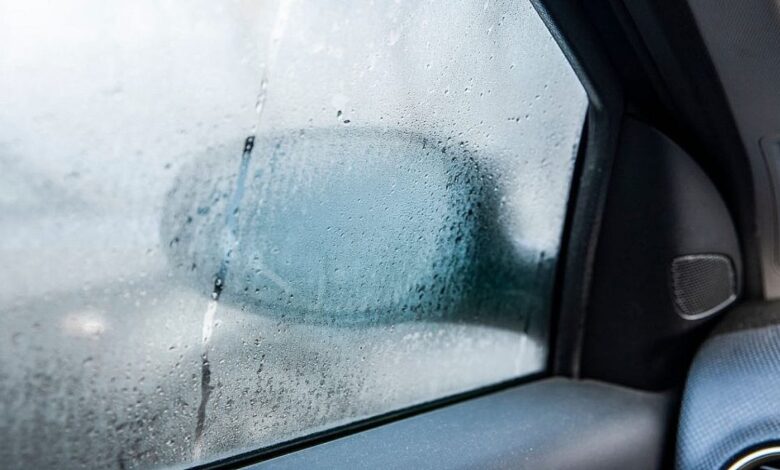 बारिश में कार की विंडस्क्रीन पर जमती है भाप, तो करें ये