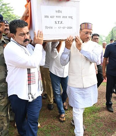 मुख्यमंत्री साय और उप मुख्यमंत्री शर्मा ने शहीद जवान के पार्थिव शरीर को कांधा देकर शहीद के निवास के लिए किया रवाना