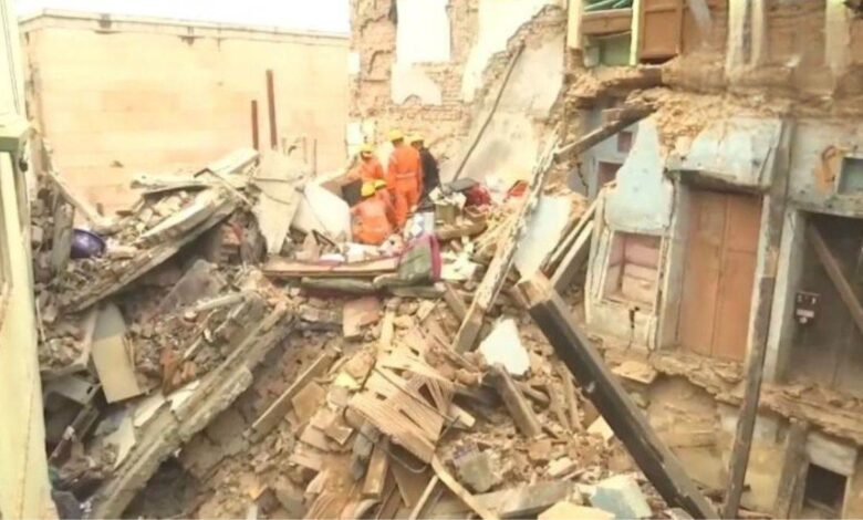 काशी विश्वनाथ मंदिर के पास मकान ढहने से एक महिला की मौत काशी विश्वनाथ मंदिर के पास मकान ढहने से एक महिला की मौत