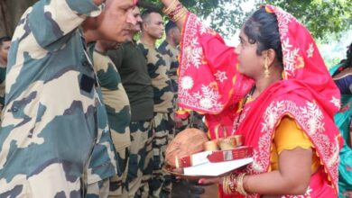 भाई-बहन के पवित्र रिश्ते का पर्व रक्षा बंधन, सुरक्षा बलों की कलाईयों पर बहनों ने बांधा रक्षा सूत्र