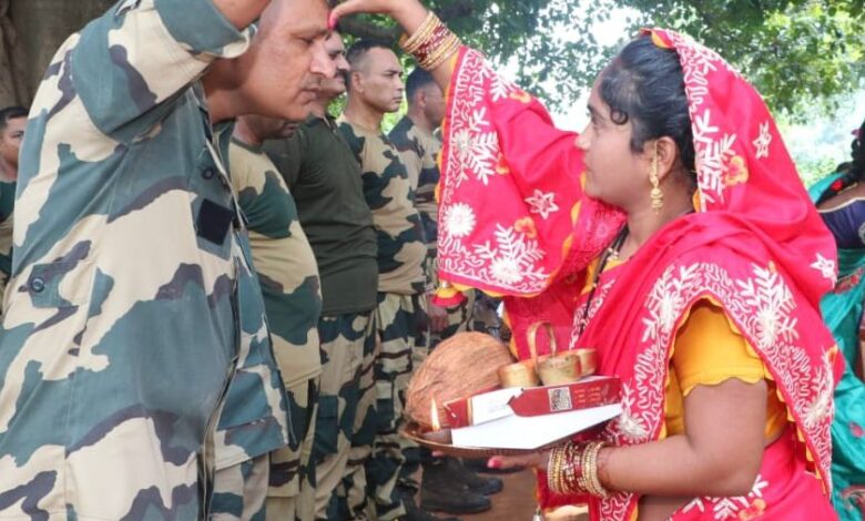 भाई-बहन के पवित्र रिश्ते का पर्व रक्षा बंधन, सुरक्षा बलों की कलाईयों पर बहनों ने बांधा रक्षा सूत्र भाई-बहन के पवित्र रिश्ते का पर्व रक्षा बंधन, सुरक्षा बलों की कलाईयों पर बहनों ने बांधा रक्षा सूत्र