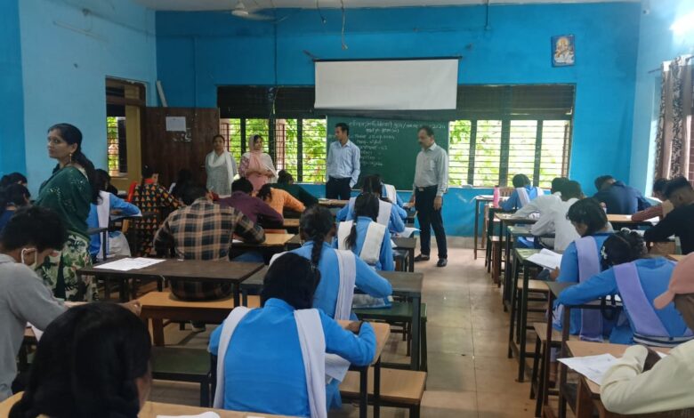 उड़नदस्ता टीम ने स्कूल में मारा छापा, बोर्ड की प्रायोगिक परीक्षा में नकल करते पकड़े गए छात्र-छात्राएं