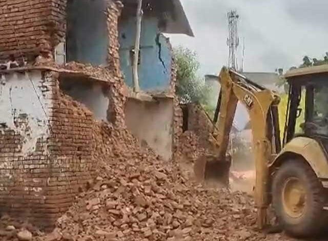 MP में मिट्टी की दीवार गिरने से 8 बच्चों की मौत MP में मिट्टी की दीवार गिरने से 8 बच्चों की मौत