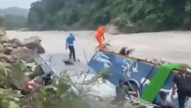 नेपाल में नदी में गिरी यात्री बस, 15 की मौत नेपाल में नदी में गिरी यात्री बस, 15 की मौत