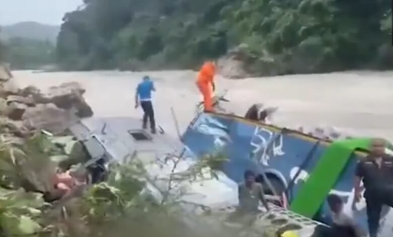 नेपाल में नदी में गिरी यात्री बस, 15 की मौत नेपाल में नदी में गिरी यात्री बस, 15 की मौत