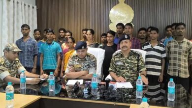 25 माओवादियों ने किया सरेंडर, 29 लाख रुपये के इनामी नक्सली भी शामिल 25 माओवादियों ने किया सरेंडर, 29 लाख रुपये के इनामी नक्सली भी शामिल