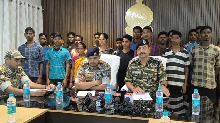 25 माओवादियों ने किया सरेंडर, 29 लाख रुपये के इनामी नक्सली भी शामिल