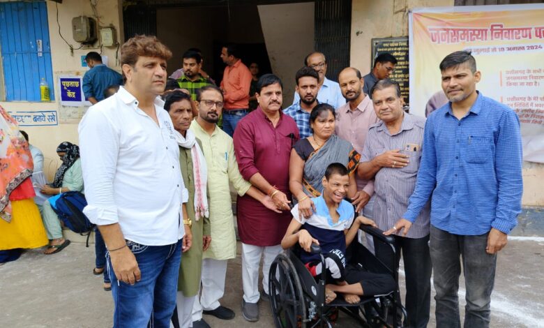 जनसमस्या निराकरण पखवाडा : दिव्यांग बालक को मिला व्हील चेयर